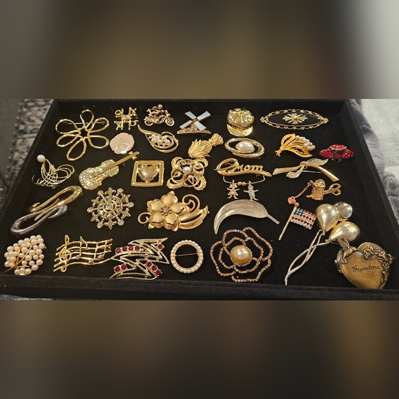 31 Goldtone Vintage To Modern Brooches - Picture 1 of 4